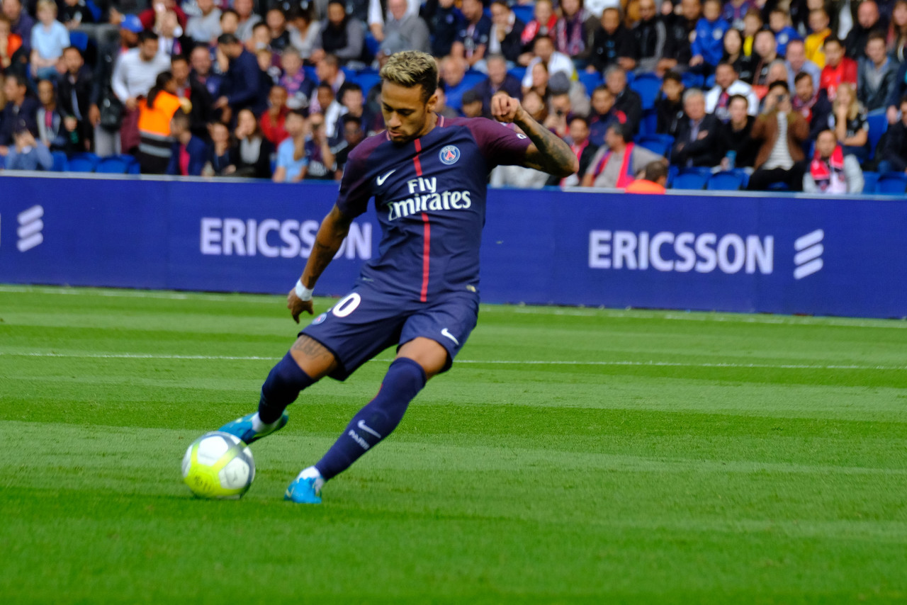 三连冠！上海海港加冕2025赛季中超冠军，摘下队史中超第四星（2025中超封王！上海海港成就三连冠，队史第四星点亮徽章）