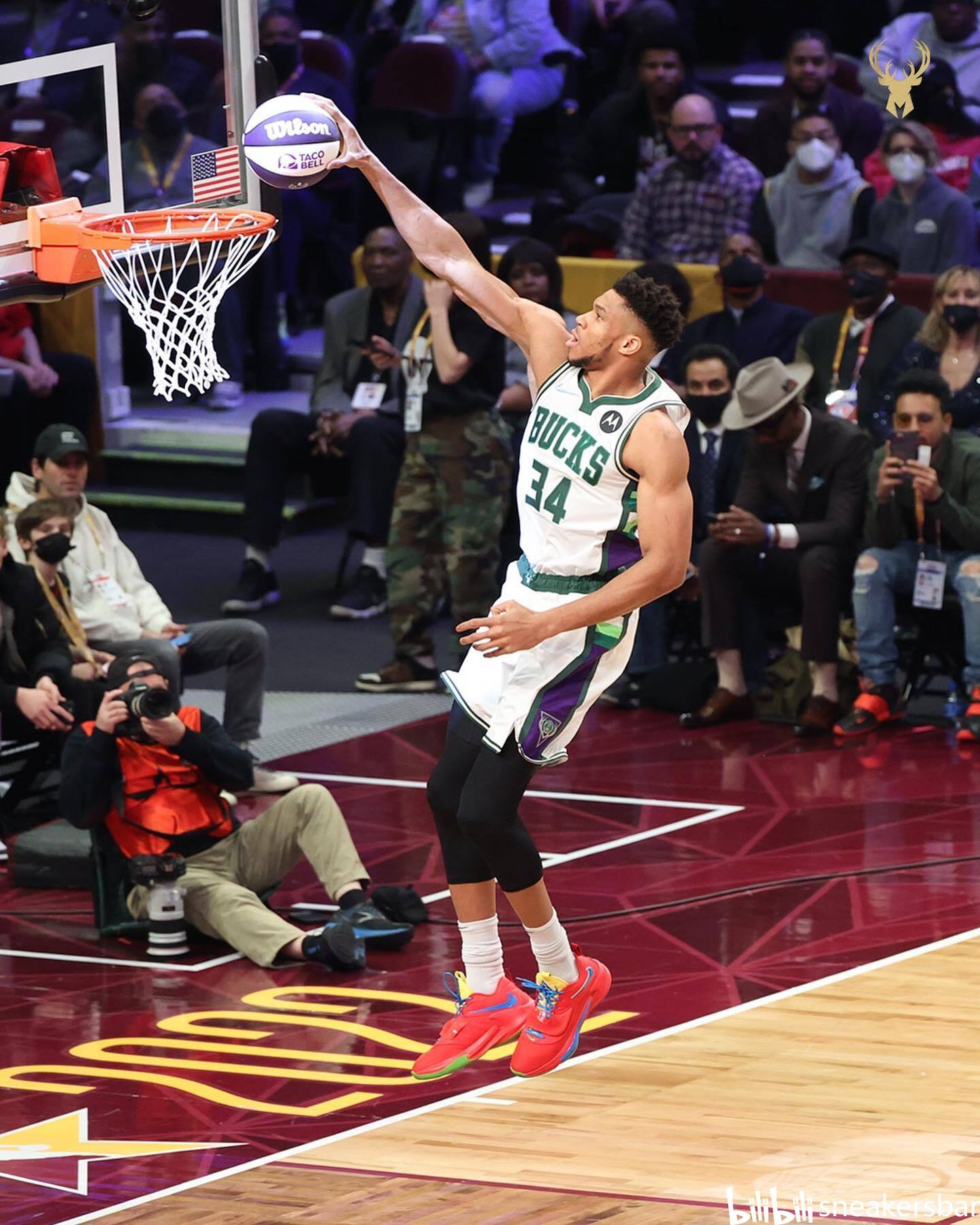 萨里：建议把VAR设备放的离替补席远一点，裁判需要冷静判断（萨里建议将VAR设备远离替补席，裁判需在冷静环境中判罚）