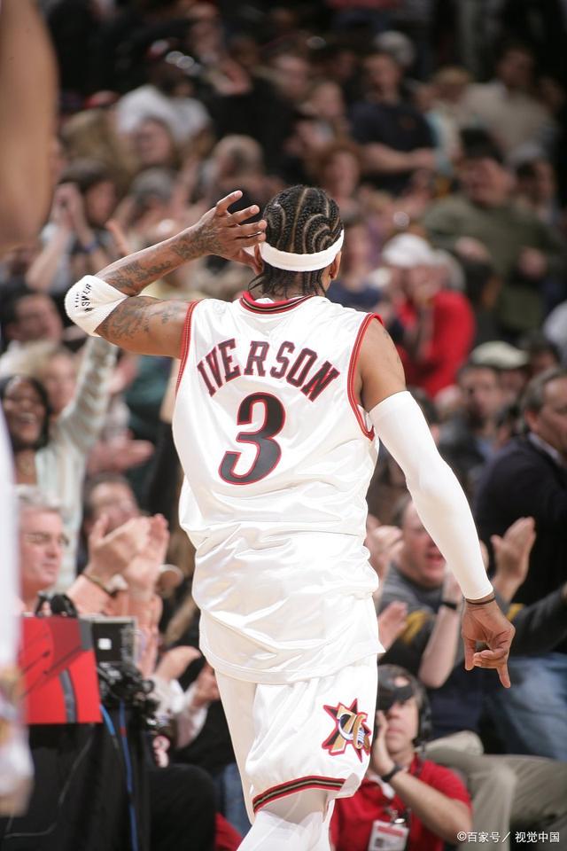 中超赛场争议判罚：VAR判罚引发热议,（中超争议判罚风波：VAR决定引发热议）