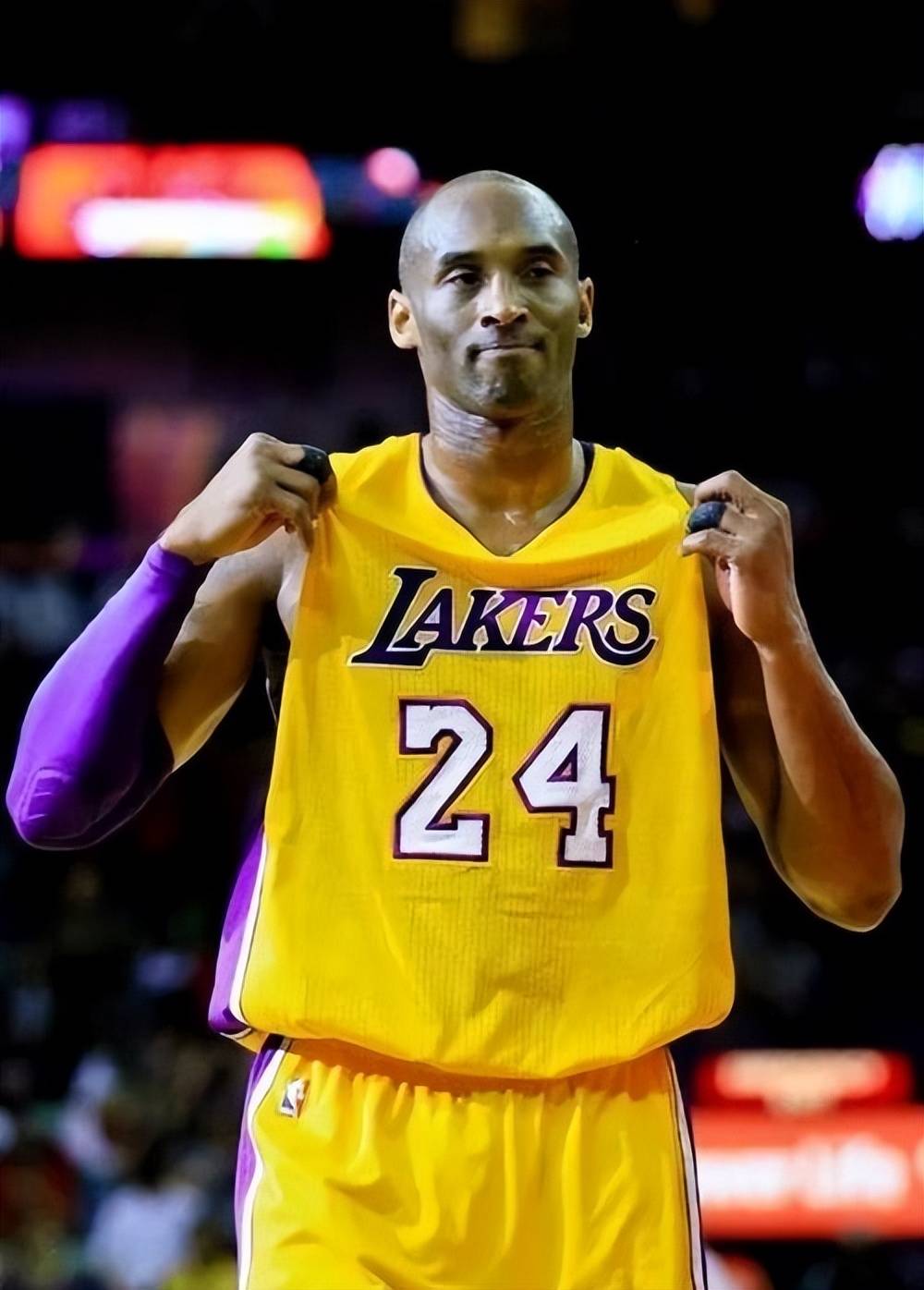 英超-狼队0-3曼联：送副班长首胜？NO！阿莫林要逼近欧冠区｜前瞻（英超前瞻：副班长别想开胡！狼队恐0-3负曼联，阿莫林率队逼近欧冠区）