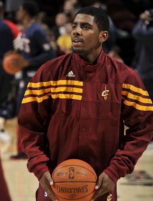 今日赛前热身时，库里上脚布克1代雪佛兰配色球鞋（库里赛前热身脚踩布克1代雪佛兰配色战靴）