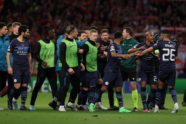 库里今日赛前入场穿加内特战靴，热身换上爱德华兹战靴（库里今日赛前入场先穿加内特战靴，热身阶段改穿爱德华兹战靴）