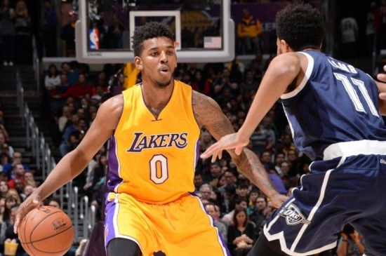 飞起来了！美国高中球员这波操作太秀了！（起飞！美国高中球员这一波神操作震撼全场）