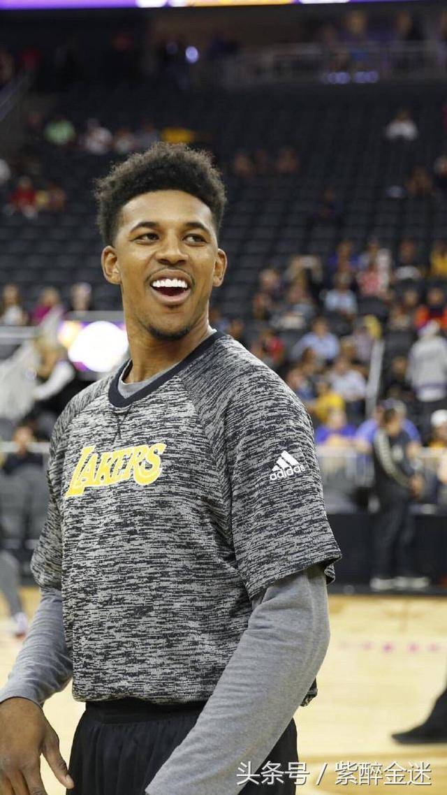 投降了~湖人落后太阳近30分 布朗尼替补登场（形势告急！湖人被太阳领先近30分，布朗尼替补登场）