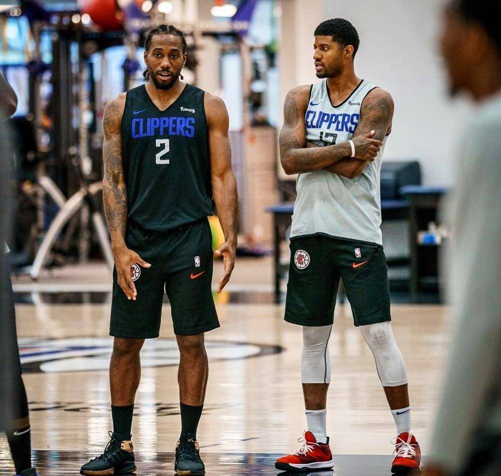 太阳报：麦克托米奈领意甲最佳球员奖，被女友透视着装抢风头（太阳报：麦克托米奈荣膺意甲最佳，女友透视造型抢尽风头）