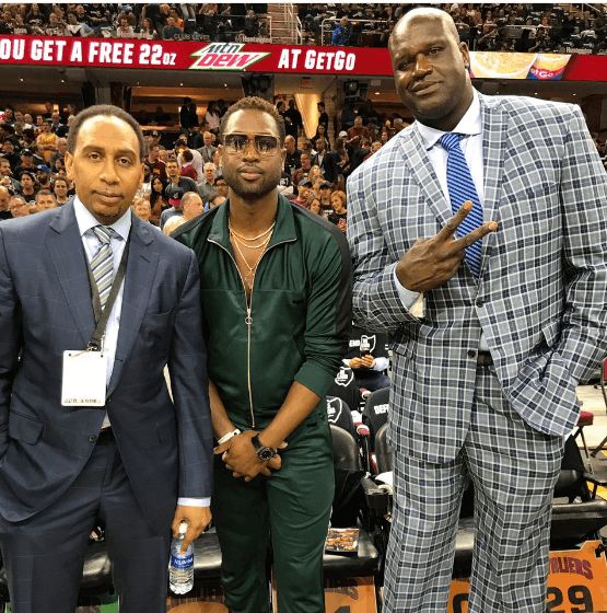 上海海港实现三连冠，申花亚军，梅州客队降级，亚冠表现不佳，山东泰山机会最大。（上海海港豪取三连冠，申花屈居亚军，梅州客队降级；亚冠低迷，山东泰山最有希望）