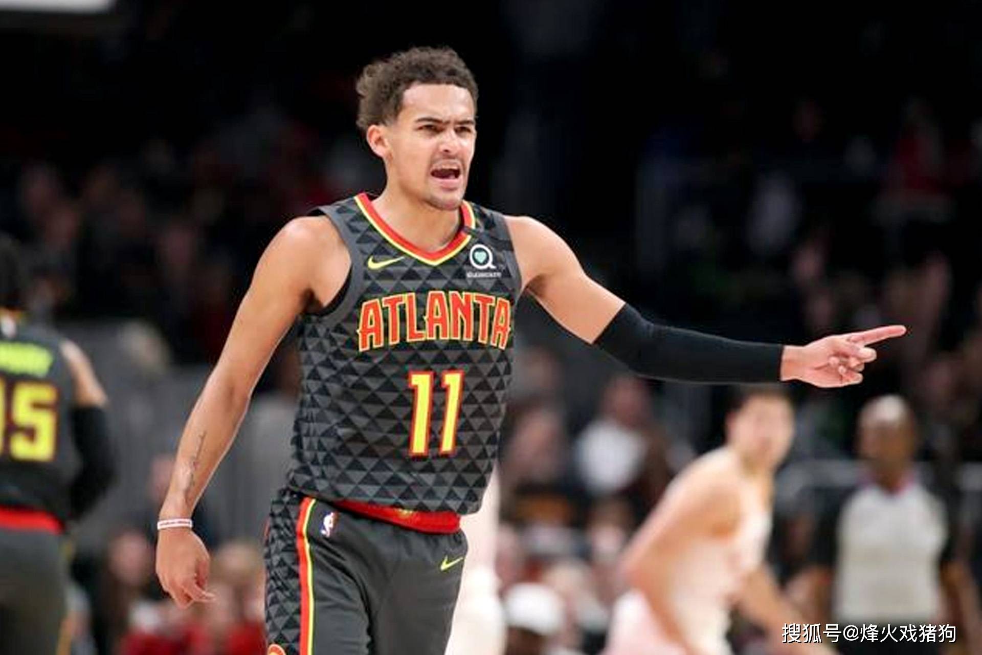 尤文航班延误，挪威当地球迷抓紧机会在机场与他们合影留念（尤文航班误点，挪威球迷趁机在机场合影）