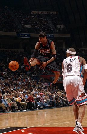 不容易啊！老鹰半场6人得分上双 play-by-play纪元以来队史首次（老鹰半场6人得分上双，创造play-by-play时代队史首例）