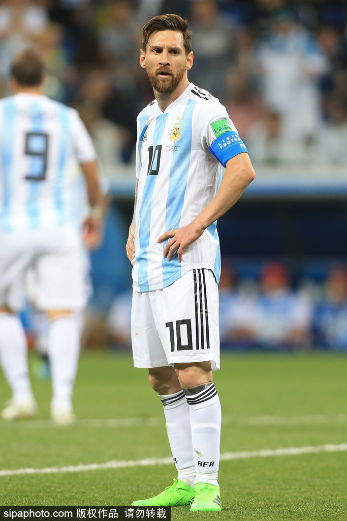 卡卢卢：斯帕莱蒂要求很高；我们可以随时切换三后卫或四后卫（卡卢卢：斯帕莱蒂要求严格，阵型可随时在三后卫与四后卫间切换）