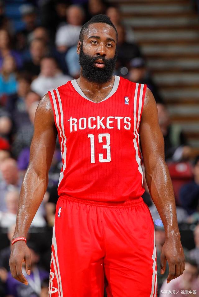 文班和霍姆格伦生涯至今交手6次战绩3-3 文班场均22.7分3.6帽！（文班与霍姆格伦职业生涯6次对决胜负各半，文班场均22.7分、3.6盖帽）