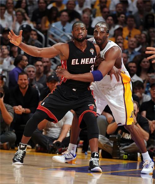 希罗半场砍20分，热火三分命中率21.1%，独行侠超5成（希罗半场20分，热火三分仅21.1%，独行侠命中率超五成）