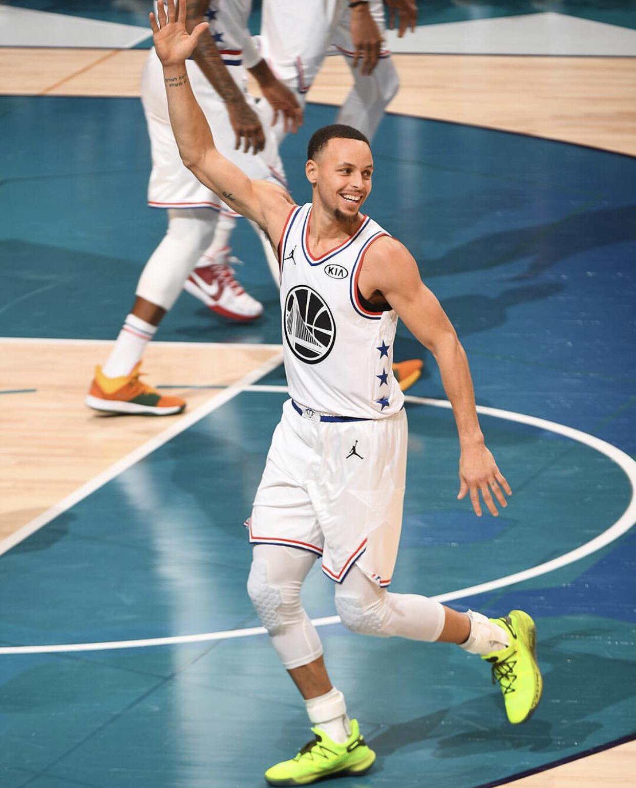 急中生智！莫布里篮下遭包夹妙传汤姆林跟进暴扣（机智破包夹！莫布里巧分助汤姆林跟进重扣）