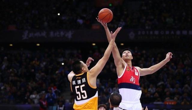 曼联英超赛场精彩抢断反击（曼联英超赛场断球后迅猛反击）