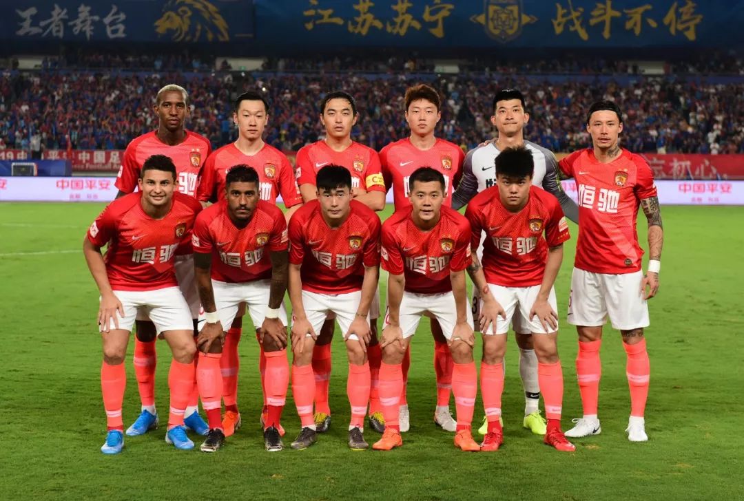 青岛足球赛场突发伤病潮（青岛足球赛场伤病潮来袭）