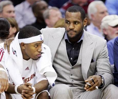 队报：大巴黎上诉成功，卢卡斯肘击染红禁赛减至两场（队报：巴黎申诉得手，卢卡斯肘击红牌停赛降至两场）